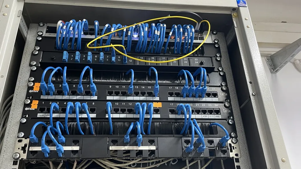 Szafa teleinformatyczna z panelami krosowymi, przełącznikiem i wykrosowanymi portami
